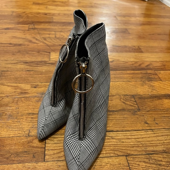 Plaid ankle booties with a ring zipper - Picture 7 of 9